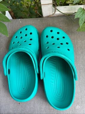 CROCS Classic Clog in Aqua Teal